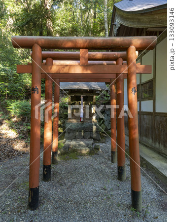 春日神社境内に祀られた稲荷社 133093146