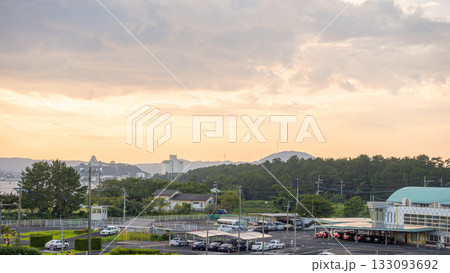 夕焼けの中を走る新幹線 133093692