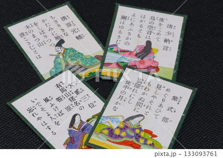 百人一首の女流歌人の絵札 133093761