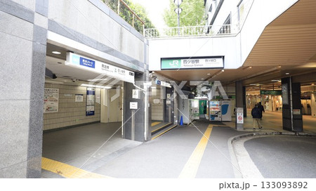 JR中央線の四ツ谷駅の四ツ谷口出入口と東京メトロ南北線の四ツ谷駅3番出入口 JR中央線の四ツ谷駅の四ツ谷口出入口と東京メトロ南北線の四ツ谷駅3番出入口 133093892