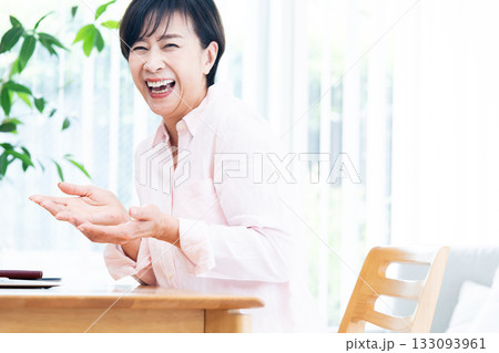 楽しそうな中高年女性 133093961