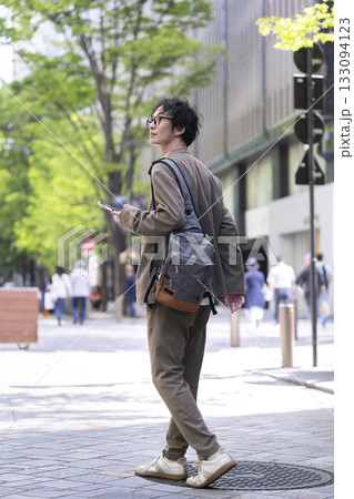 街を歩く30代の男性 133094123