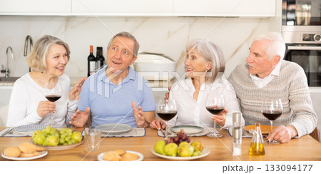 Couples of elderly women and men chatting and drinking 133094177