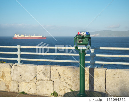 ジブラルタル海峡 エウローパ岬灯台そばの双眼鏡 日の出 4月の早朝 ジブラルタル海峡 エウローパ岬灯台そばの双眼鏡 日の出 4月の早朝 133094251
