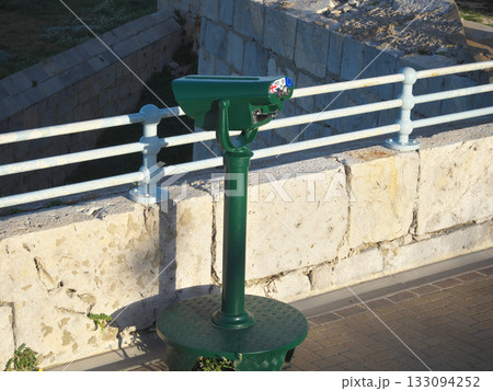 ジブラルタル海峡 エウローパ岬灯台そばの双眼鏡 日の出 4月の早朝 ジブラルタル海峡 エウローパ岬灯台そばの双眼鏡 日の出 4月の早朝 133094252