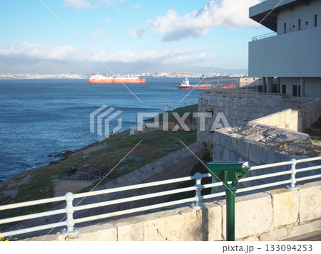 ジブラルタル海峡 エウローパ岬灯台そばの双眼鏡 日の出 4月の早朝 ジブラルタル海峡 エウローパ岬灯台そばの双眼鏡 日の出 4月の早朝 133094253