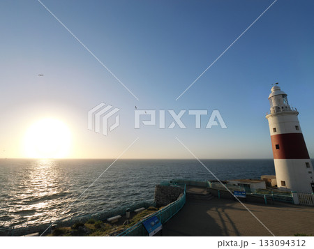 ジブラルタル海峡 エウローパ岬灯台 日の出 4月の早朝 ジブラルタル海峡 エウローパ岬灯台 日の出 4月の早朝 133094312