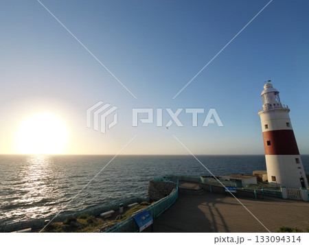 ジブラルタル海峡　エウローパ岬灯台　日の出　4月の早朝 133094314