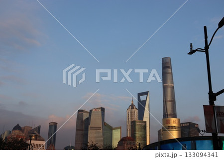 上海市観光名所、外灘（ワイタン）の風景 133094341