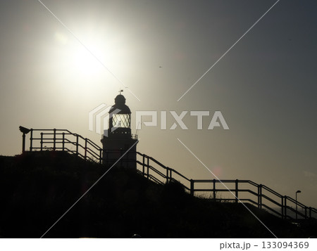 ジブラルタル海峡　エウローパ岬灯台　日の出　4月の早朝 133094369