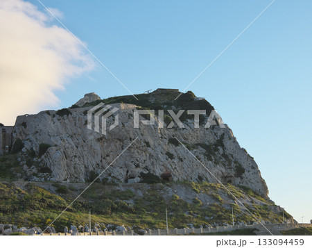 ジブラルタル イブラヒム=アル=イブラヒムのモスク横の崖 4月の早朝 ジブラルタル イブラヒム=アル=イブラヒムのモスク横の崖 4月の早朝 133094459