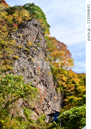 紅葉の角間渓谷の岸壁 133094642