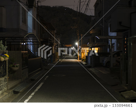 夜の住宅街 133094661