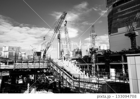 変貌する東京 工事中のJR渋谷駅西口 2025.11　d-6 モノクロ 133094708