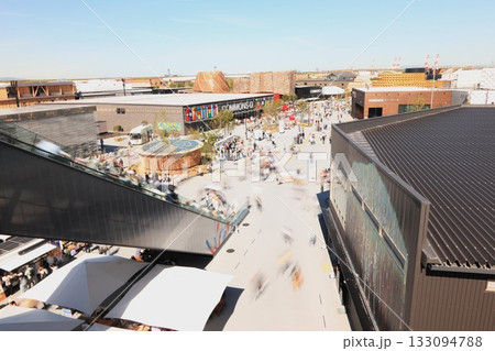 大阪・関西万博(EXPO2025)の大屋根リングと大地の広場 大阪・関西万博(EXPO2025)の大屋根リングと大地の広場 133094788