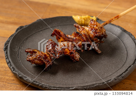 皿にのせた焼き鳥 133094814