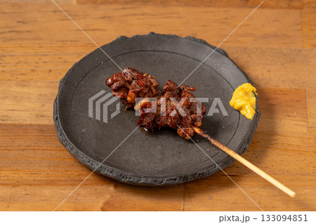 皿に盛られた焼き鳥 133094851