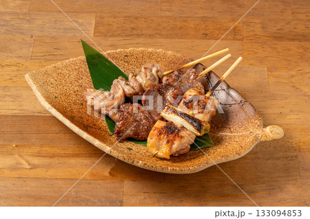 皿に盛られた焼き鳥 133094853