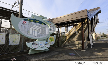 JR八高線の東福生駅、東口で東西自由通路の跨線橋に改札などが設けられた橋上駅舎 JR八高線の東福生駅、東口で東西自由通路の跨線橋に改札などが設けられた橋上駅舎 133094855