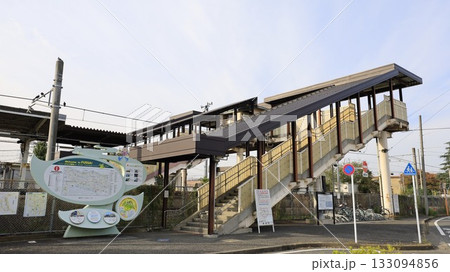 JR八高線の東福生駅、東口で東西自由通路の跨線橋に改札などが設けられた橋上駅舎 133094856