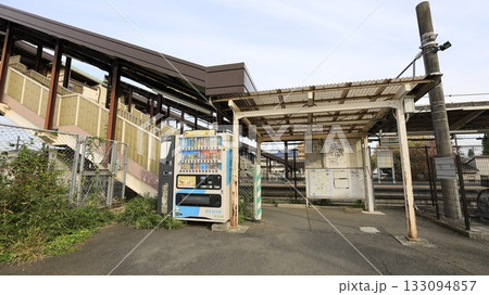 JR八高線の東福生駅、西口で東西自由通路の跨線橋に改札などが設けられた橋上駅舎 133094857