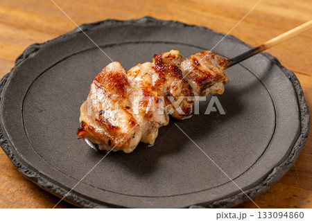 皿に盛られた焼き鳥 133094860