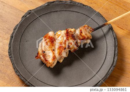 皿に盛られた焼き鳥 133094861