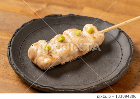 皿に盛られた焼き鳥 133094886