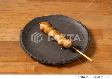 皿に盛られた焼き鳥 皿に盛られた焼き鳥 133094907