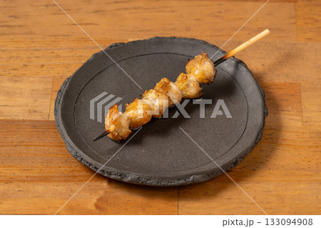 皿に盛られた焼き鳥 皿に盛られた焼き鳥 133094908