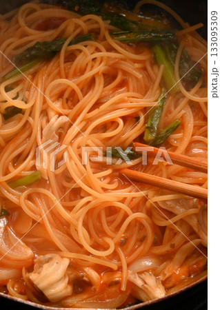 調理中のトマトソーススパゲティー 調理中のトマトソーススパゲティー 133095309