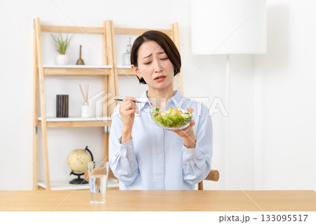 食事で悩むミドル女性 食事で悩むミドル女性 133095517