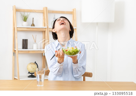 食事で悩むミドル女性 133095518