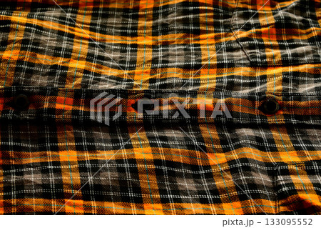 黄色いチェック柄のネルシャツ 133095552