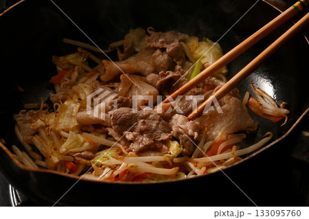 焼うどんを作っている様子 焼うどんを作っている様子 133095760