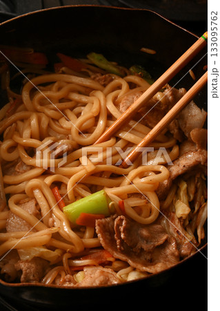 焼うどんを作っている様子 焼うどんを作っている様子 133095762