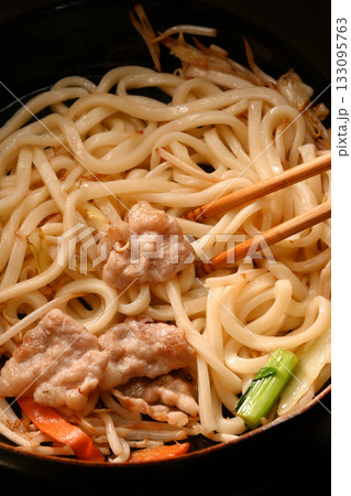 焼うどんを作っている様子 133095763