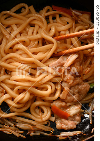 焼うどんを作っている様子 焼うどんを作っている様子 133095765