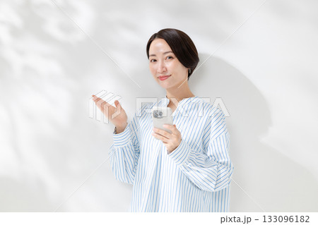 スマホを持つ女性 133096182