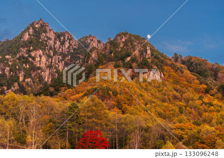 秋ののみずがき自然公園から夕方の瑞牆山に昇る月と紅葉 133096248