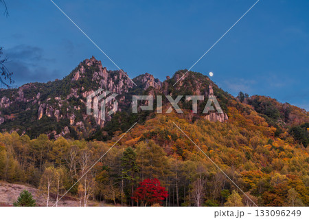 秋ののみずがき自然公園から夕方の瑞牆山に昇る月と紅葉 133096249