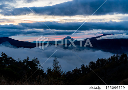 夜明けの高ボッチ高原から諏訪湖の雲海と雲間にそびえる富士山 夜明けの高ボッチ高原から諏訪湖の雲海と雲間にそびえる富士山 133096329