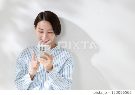 スマートフォンを使う女性 スマートフォンを使う女性 133096566