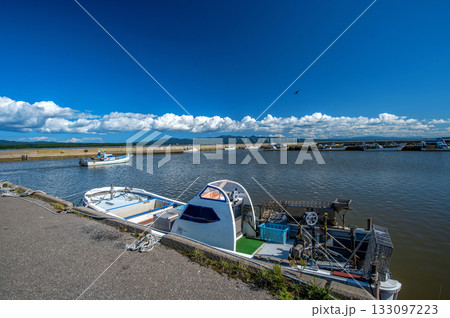 【青森県十三漁港】シジミ採り漁が盛んな漁港。鎌倉時代には十三湊（とさみなと）と呼ばれて栄えた湊。 133097223