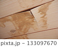 雨漏りの影響で垂れて落ちている和室の天井 133097670