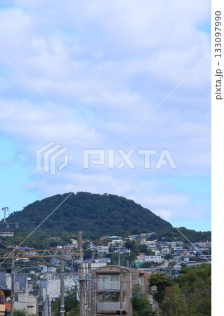 甲山の麓(ふもと)の日本の住宅街(兵庫県西宮市) 133097990