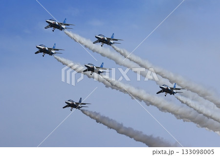 クリスマスツリーローパス スモークを曳いて航過飛行するブルーインパルス クリスマスツリーローパス スモークを曳いて航過飛行するブルーインパルス 133098005