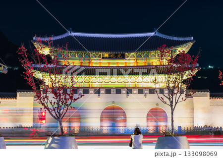 ソウル　ライトアップされた光化門 133098069