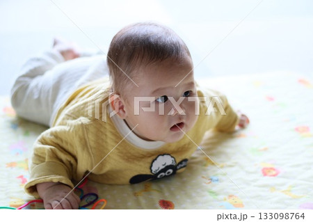 うつ伏せで遊ぶ6か月の赤ちゃん 133098764