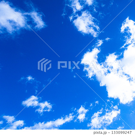 青空と雲のシンプルな風景 青空と雲のシンプルな風景 133099247